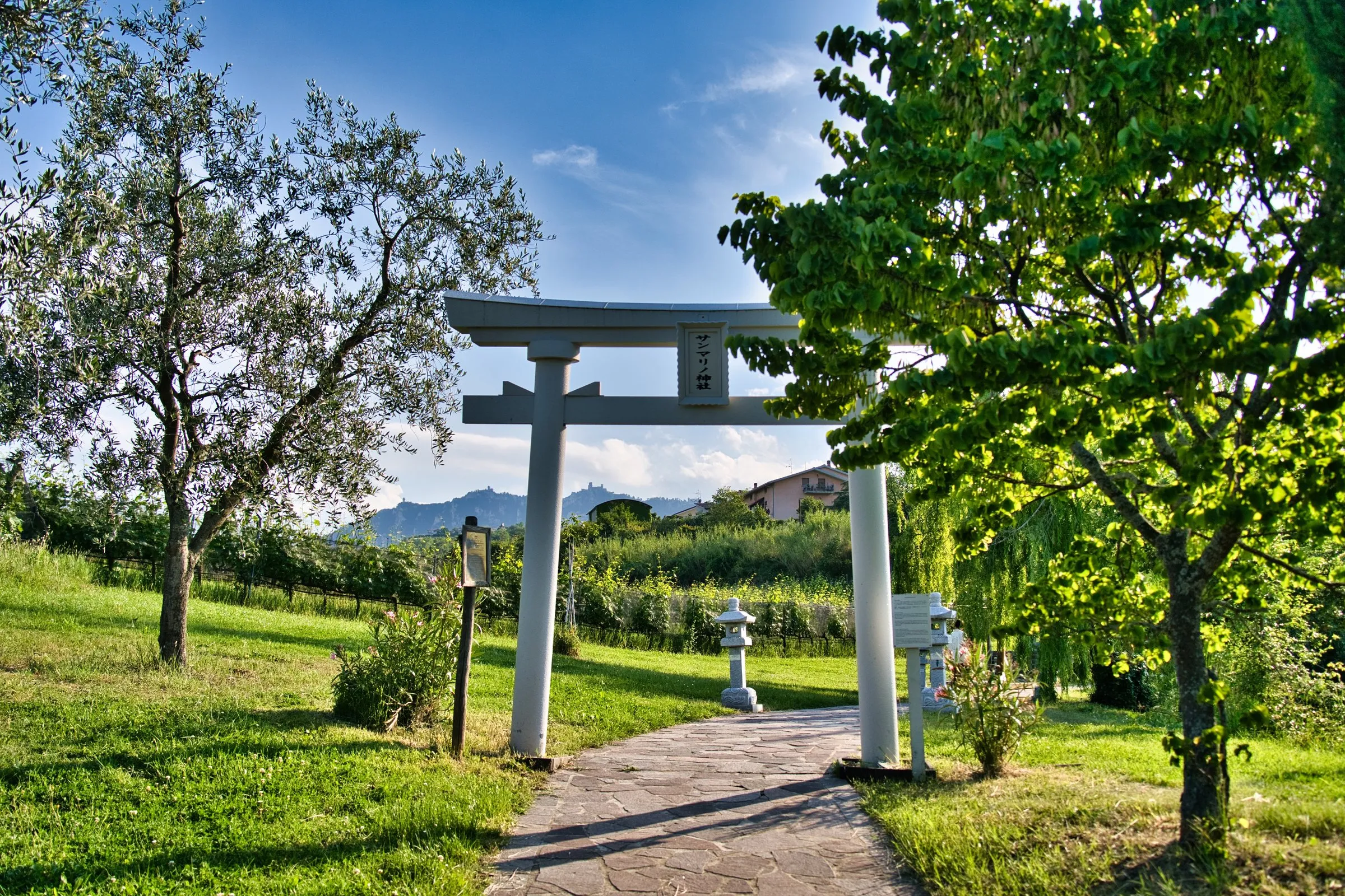 緑に囲まれたサンマリノ神社の鳥居