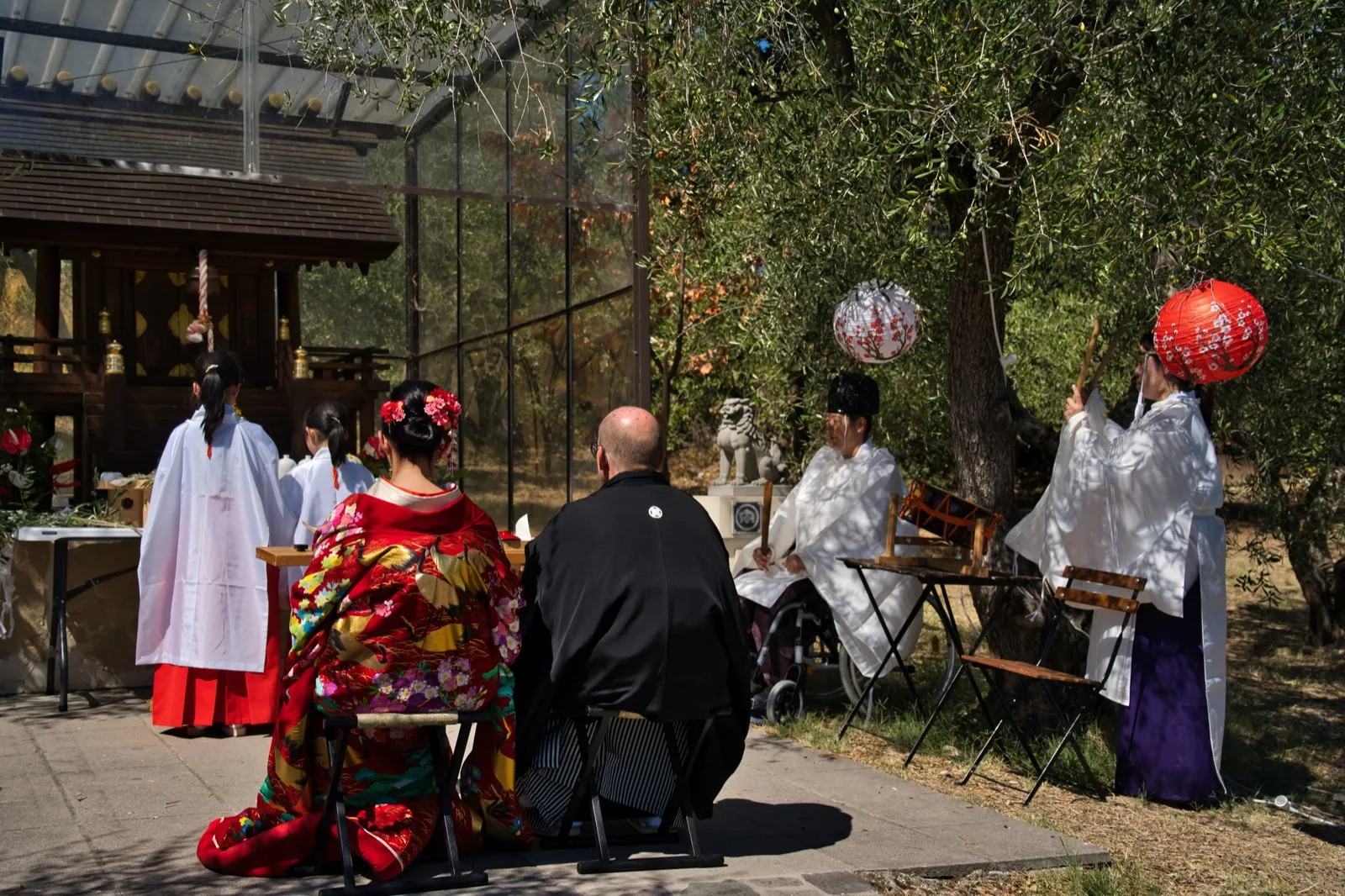 サンマリノ神社本殿前で執り行われる神前式